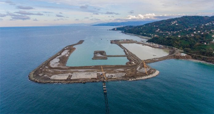 Rize-Artvin Havalimanı İçin 14,5 Milyon Ton Taş Denize Döküldü Rize-Artvin Havalimanı İçin 14,5 Milyon Ton Taş Denize Döküldü