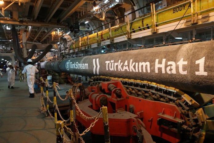 TürkAkım Doğalgaz Boru Hattı Projesi'nin Son Kaynağı Denize İndirildi TürkAkım Doğalgaz Boru Hattı Projesi'nin Son Kaynağı Denize İndirildi