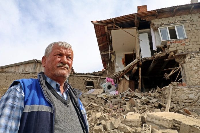 Acıpayam'daki Depremzedelere Ev Müjdesi Acıpayam'daki Depremzedelere Ev Müjdesi