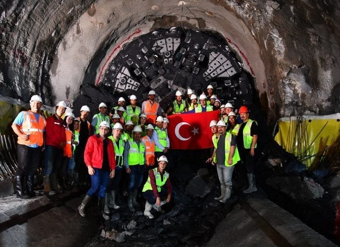 İzmir Narlıdere Metrosu'nda İki İstasyon Birleşti İzmir Narlıdere Metrosu'nda İki İstasyon Birleşti