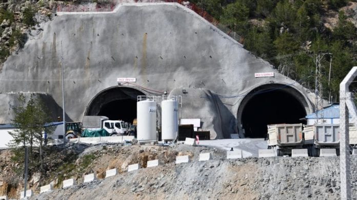 Avrupa'nın En Uzun Çift Tüplü Kara Yolu Tüneli'nde Çalışmalar Sürüyor Avrupa'nın En Uzun Çift Tüplü Kara Yolu Tüneli'nde Çalışmalar Sürüyor